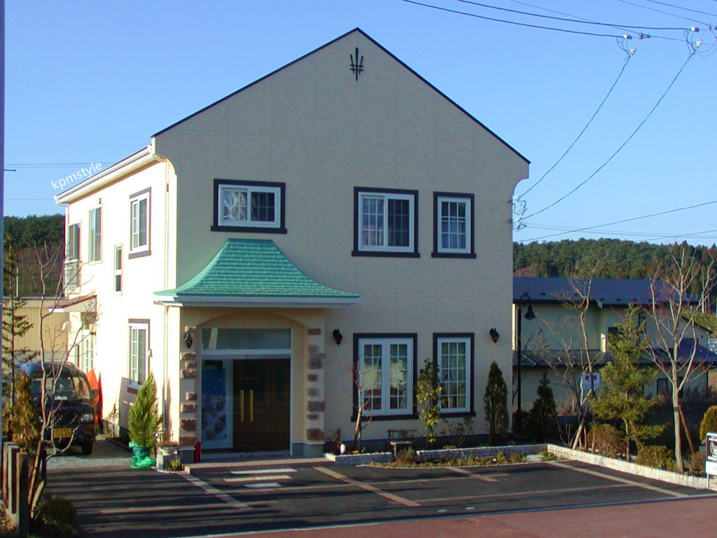 プロヴァンス風の窓が特徴的な家　(八戸市白山台)