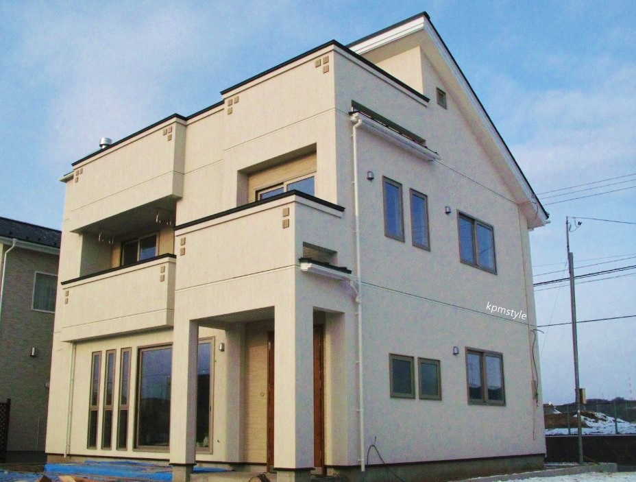 プロヴァンス風の窓が特徴的な家　(八戸市白山台)