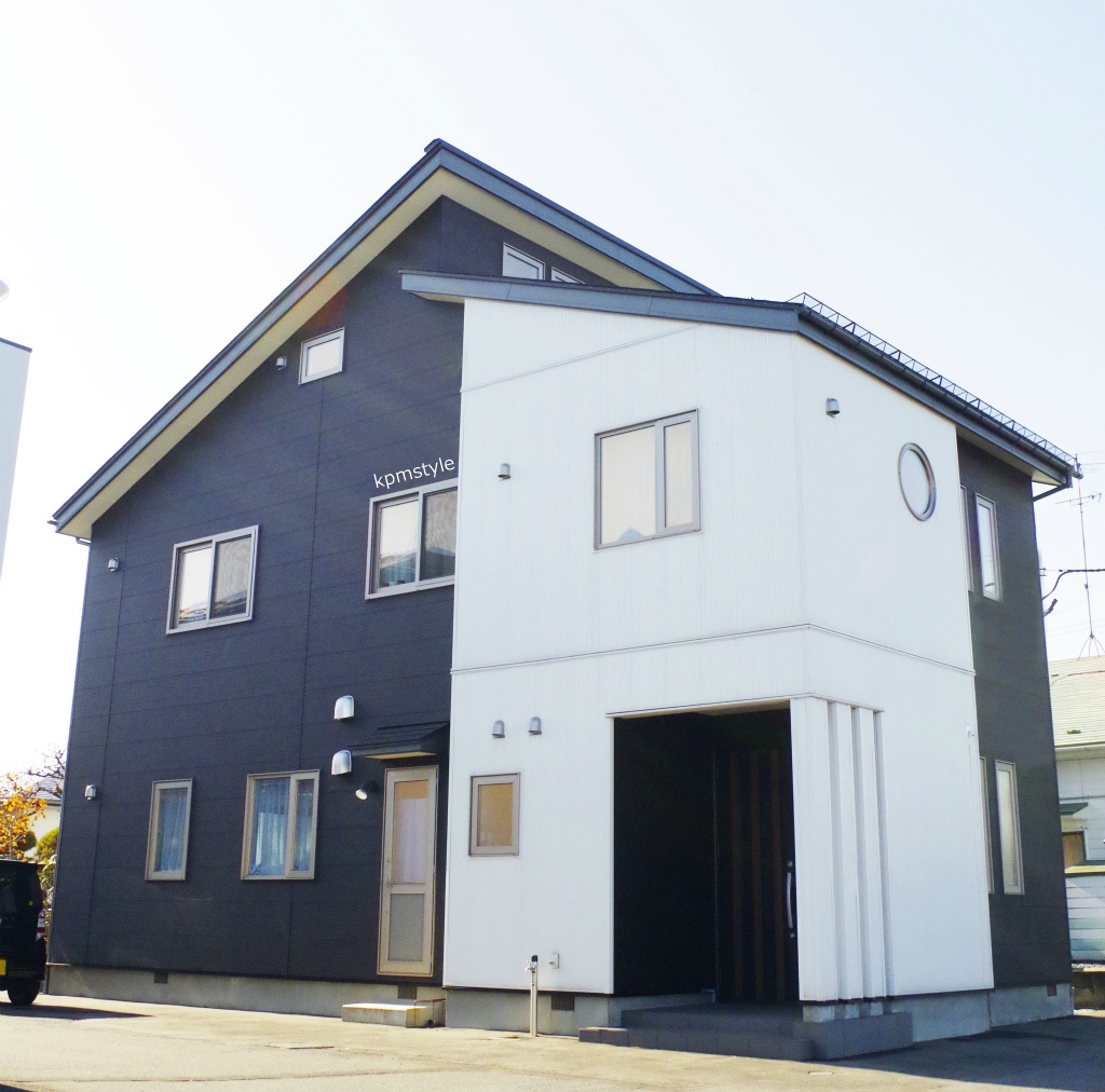 天窓と床ガラスが採光を考慮する家　　(八戸市根城)